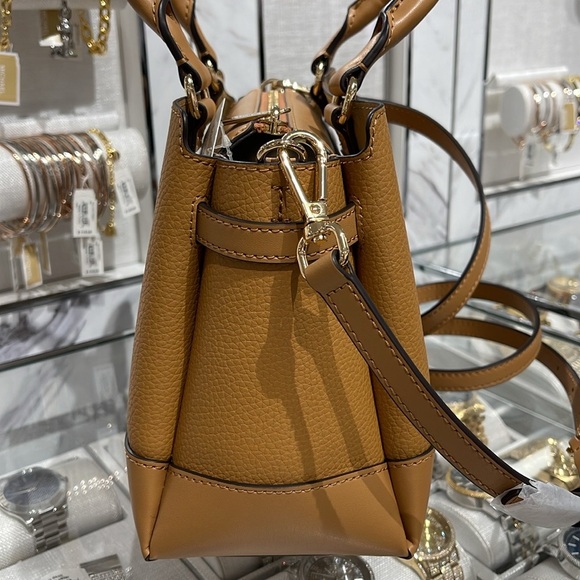 Michael Kors Reed Small Satchel Crossbody Center Zip Bag
Color: Deer
NWT - Picture 3 of 16